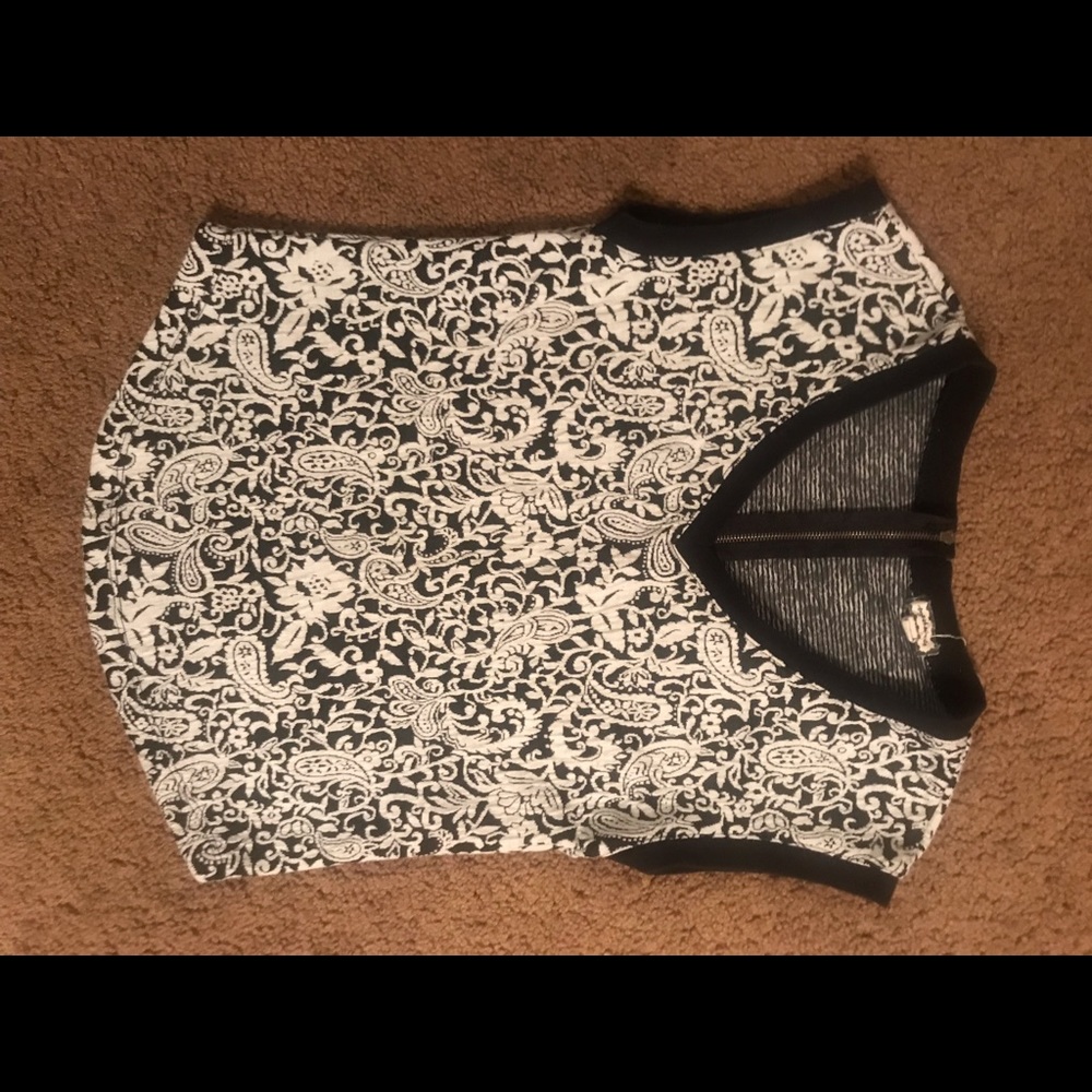 Sleeveless trimmed sweater-shirt